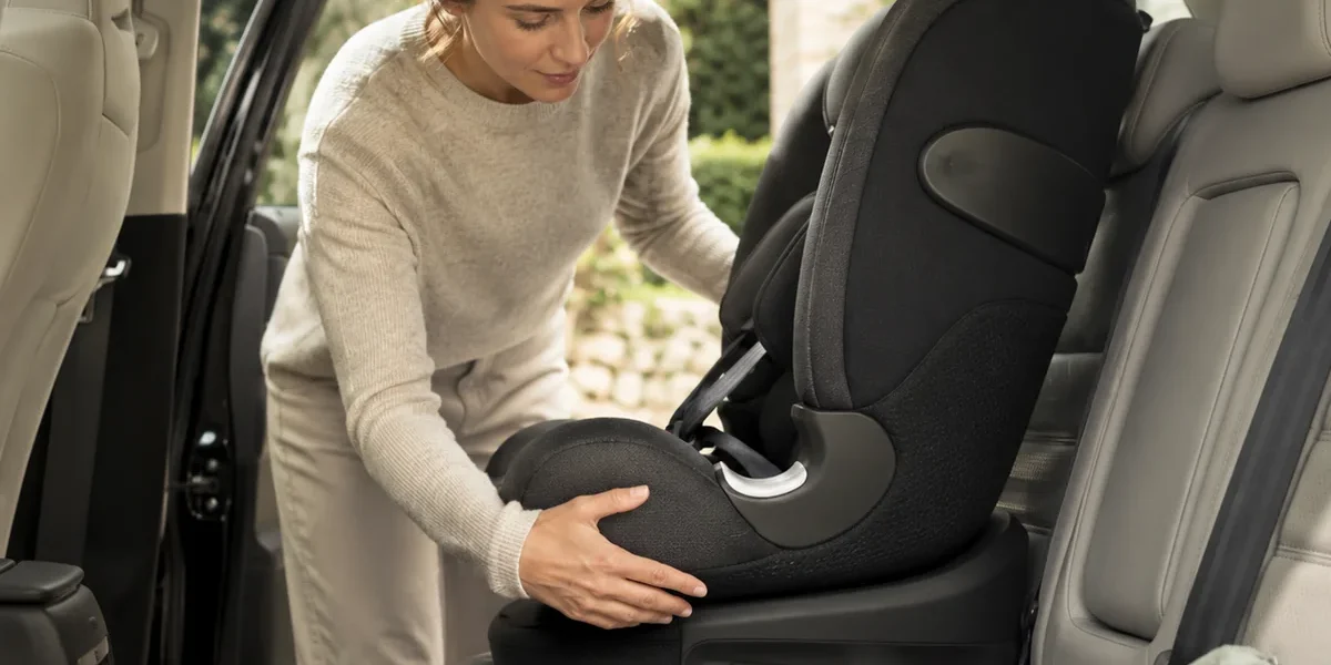 Installation d’un siège auto sur la banquette arrière d’une voiture